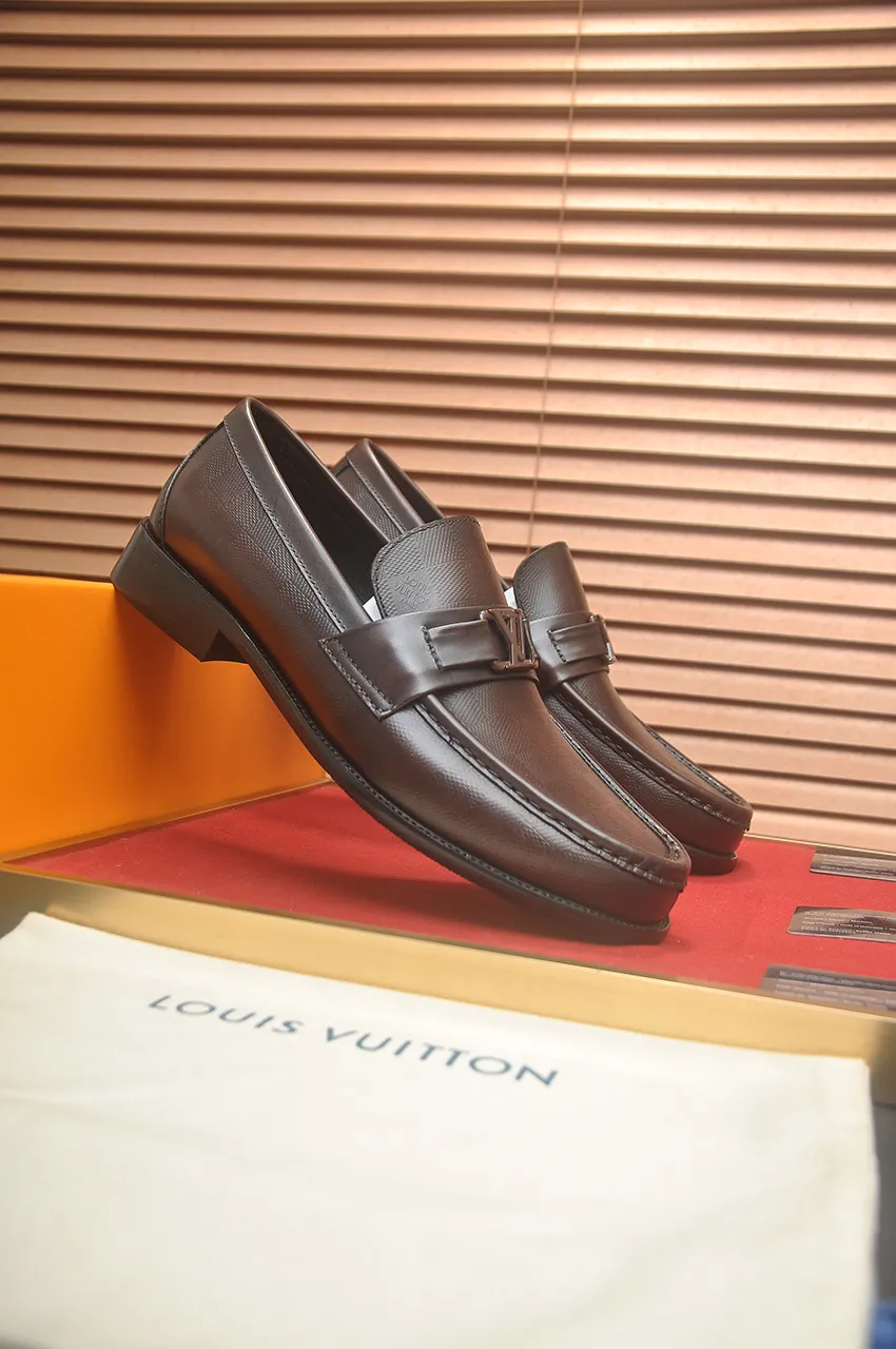 Men's men's shoes 💰540💶 [LV] (original single cowhide lining) 🍀LV's latest genuine leather business suit shoes are launched simultaneously on the official website. The first-layer cowhide imported from Italy is made of heavy gold, 💥official website 1:1 rubber outsole. Versatile to wear, high-end without losing class, and the color combination is extraordinary. This four-season style is alluring when worn on your feet, showing off your big-name flair. Standard code 39-45 (45 customized)